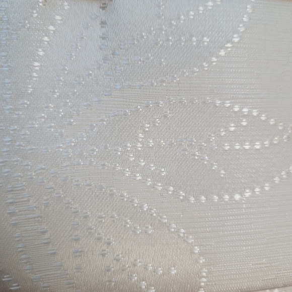 Red or Ivory Poinsettia 60" Round Tablecloths - Picture 6 of 11